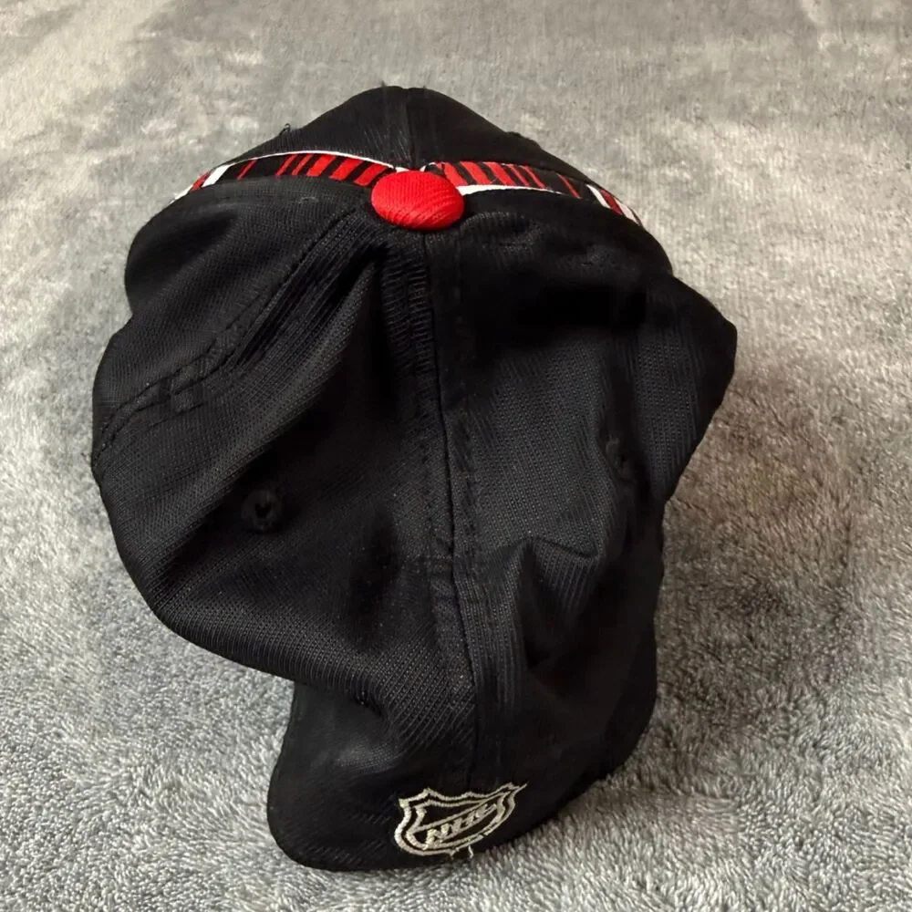 Reebok Chicago Blackhawks Black Red NHL Flex Fit Stretch Hockey Cap Hat
